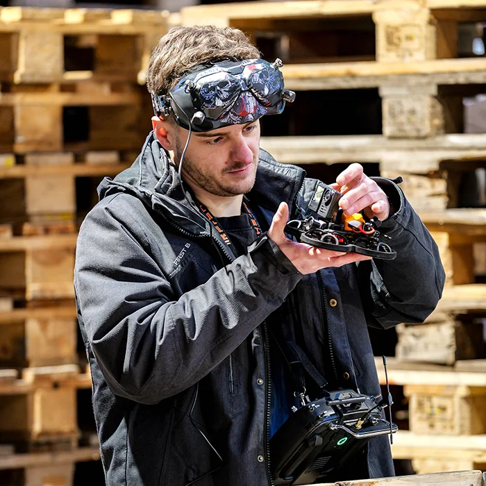 FPV Drohnenpilot bei Filmproduktion in Bremen